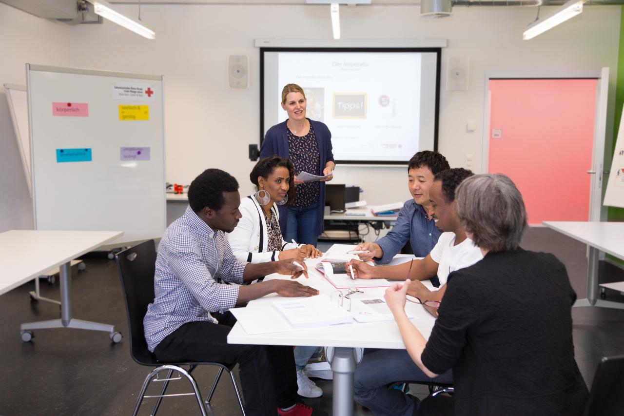 Menschen mit Migrationshintergrund lernen zusammen