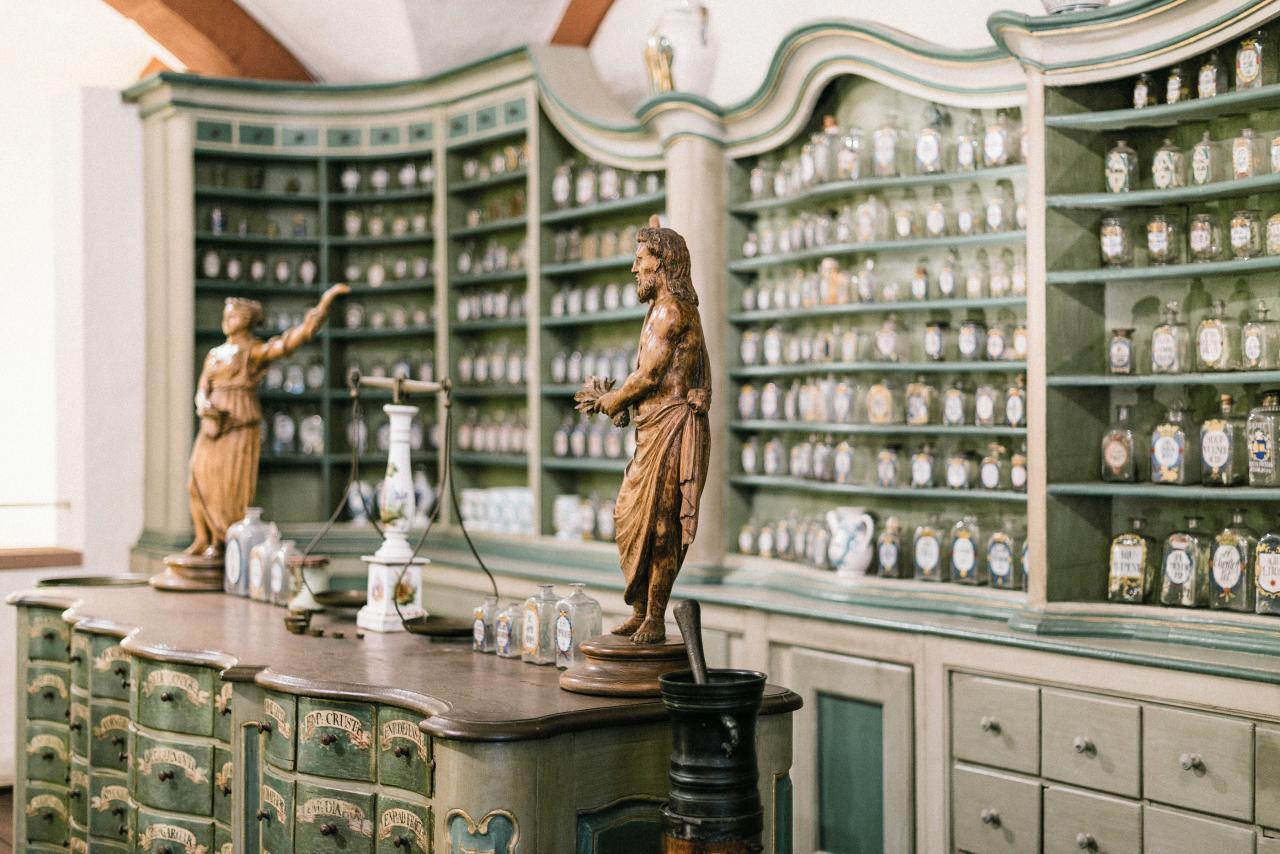 Aménagement intérieur d'une ancienne pharmacie avec un vieux comptoir.