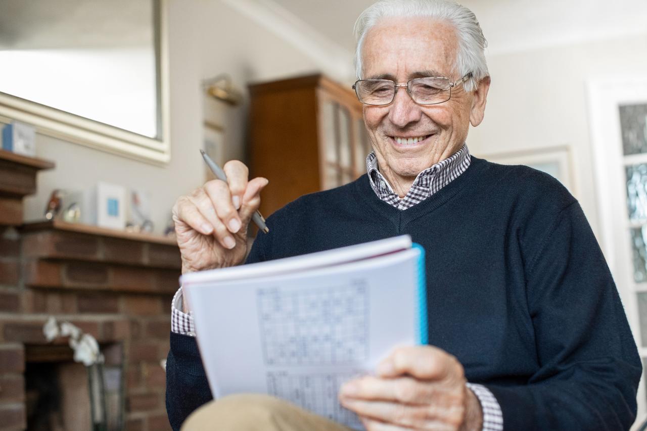 Ein älterer Mann löst ein Sudoku-Rätsel