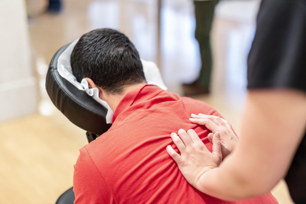 Mann liegend auf einem Massagestuhl