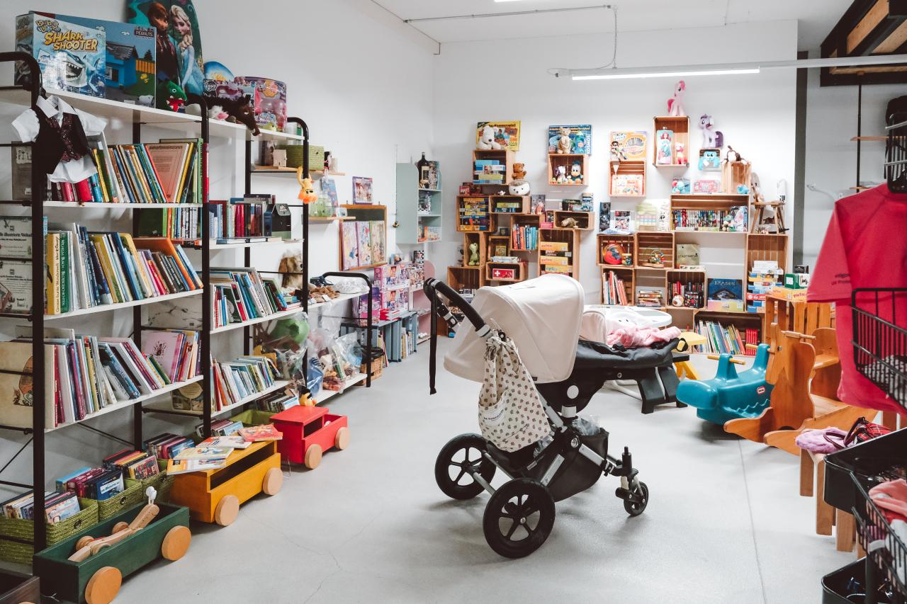 Kinderspielsachen, Kinderbücher und ein Kinderwagen