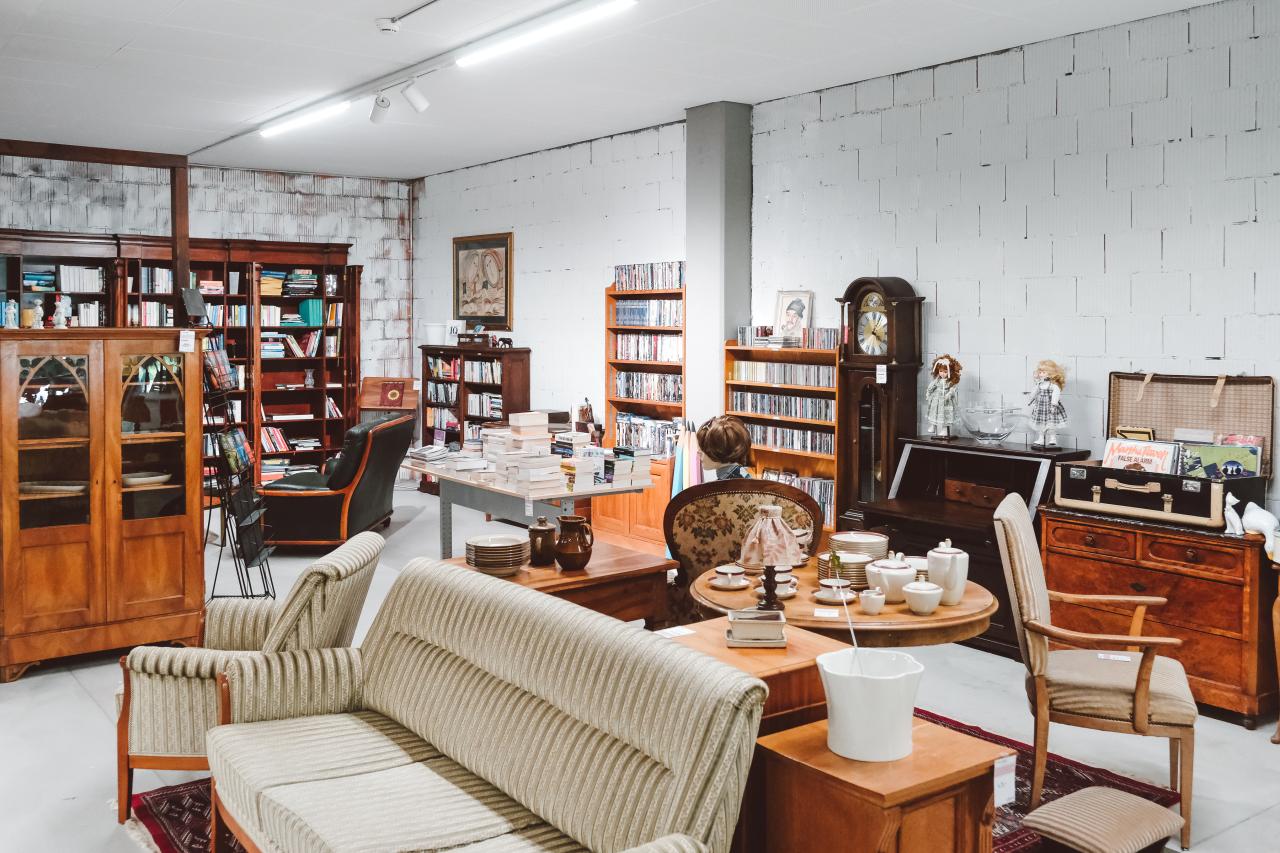 Antike Möbel, CDs und Bücher