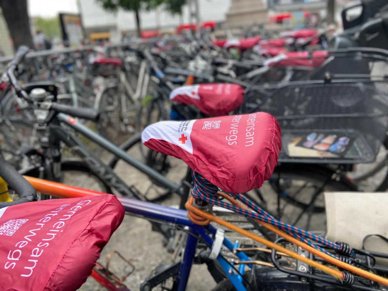 Velos mit Sattelschutz vom Weltrotkreuz-Tag