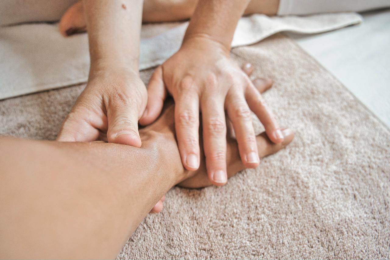 Handmassage zur Schmerzlinderung