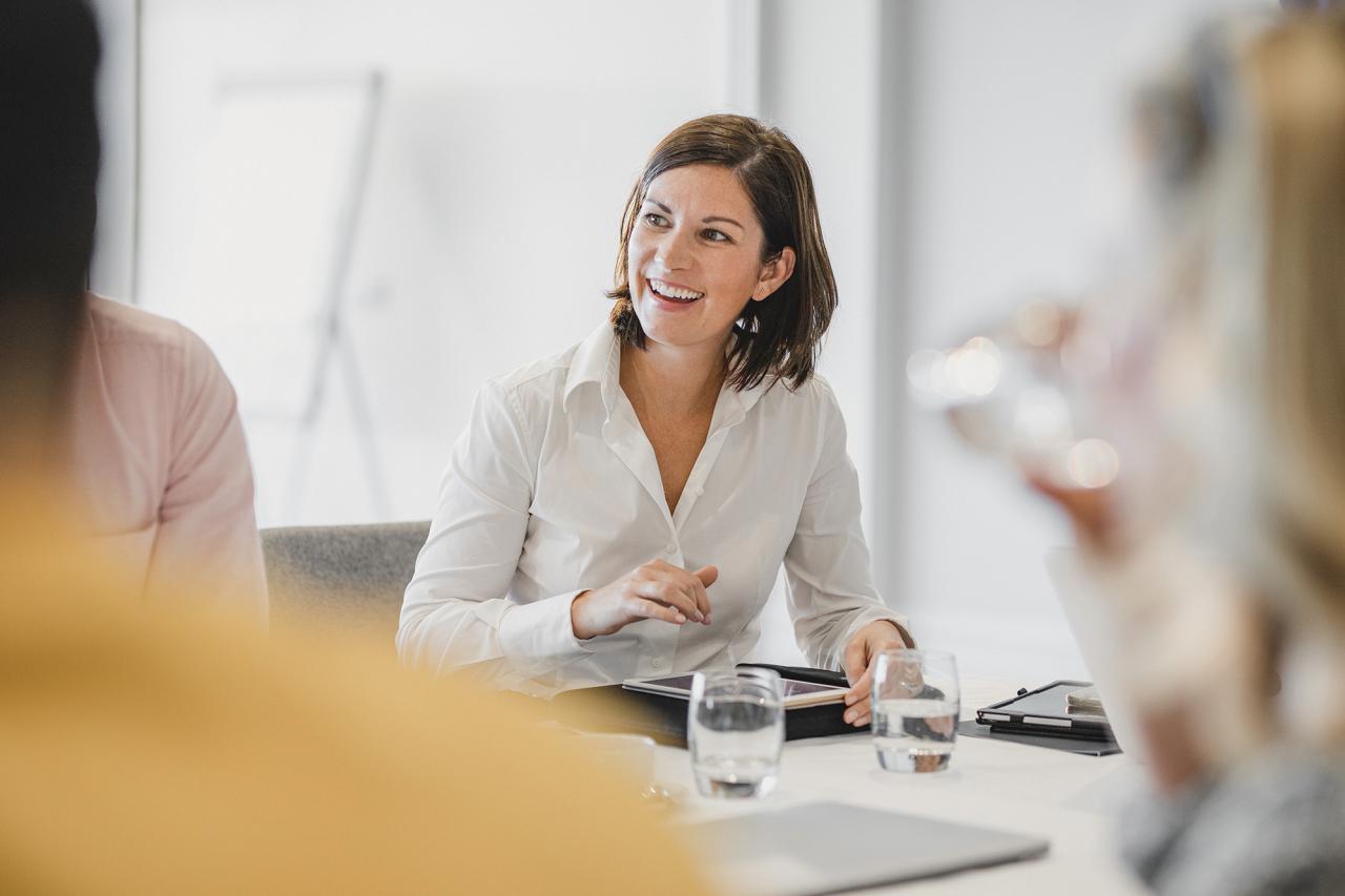 weibliche Führungsperson in einer Sitzung