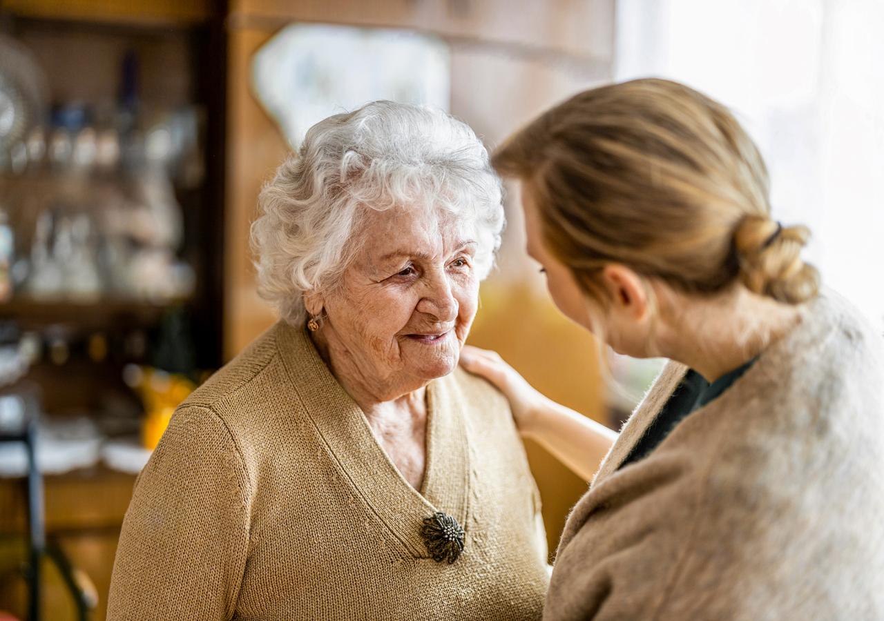 Eine junge Frau betreut eine demente ältere Frau
