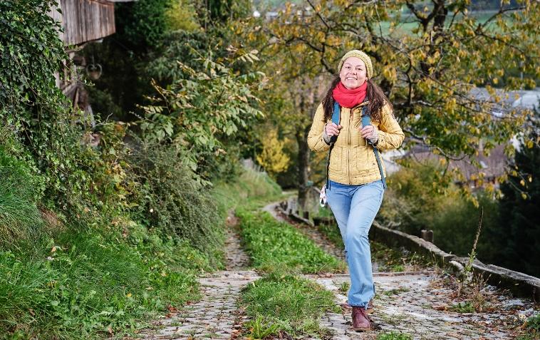 Ergotherapeutin Nicole Koch auf dem Weg zu einem Klienten
