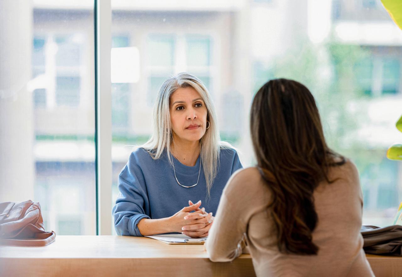 Zwei Frauen in einer Beratungssituation am Tisch