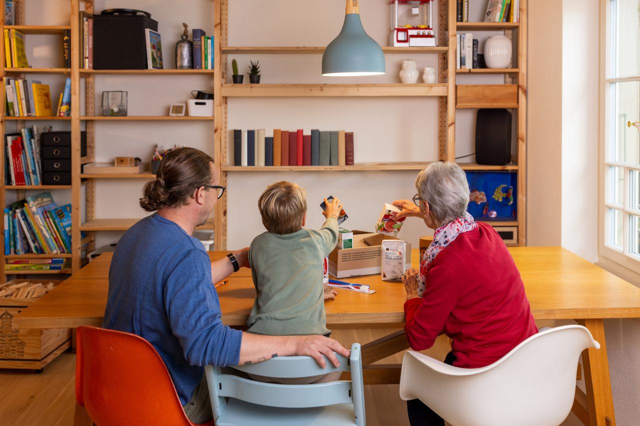 Eine Familie packt Lebensmittel in ein Paket