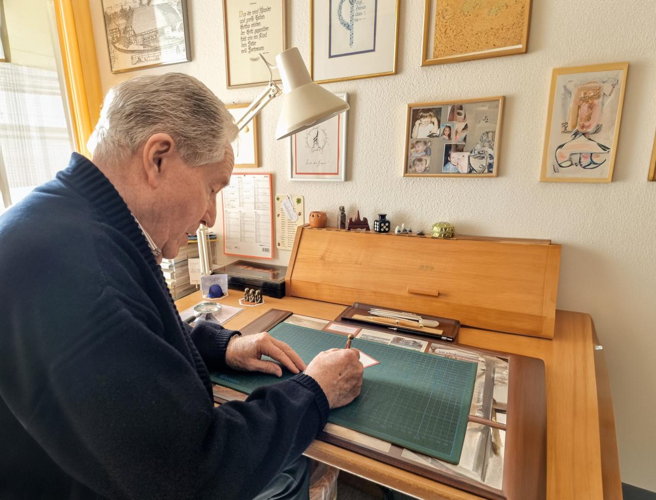 Otto Frank Seger widmet sich gerne der Kalligrafie.