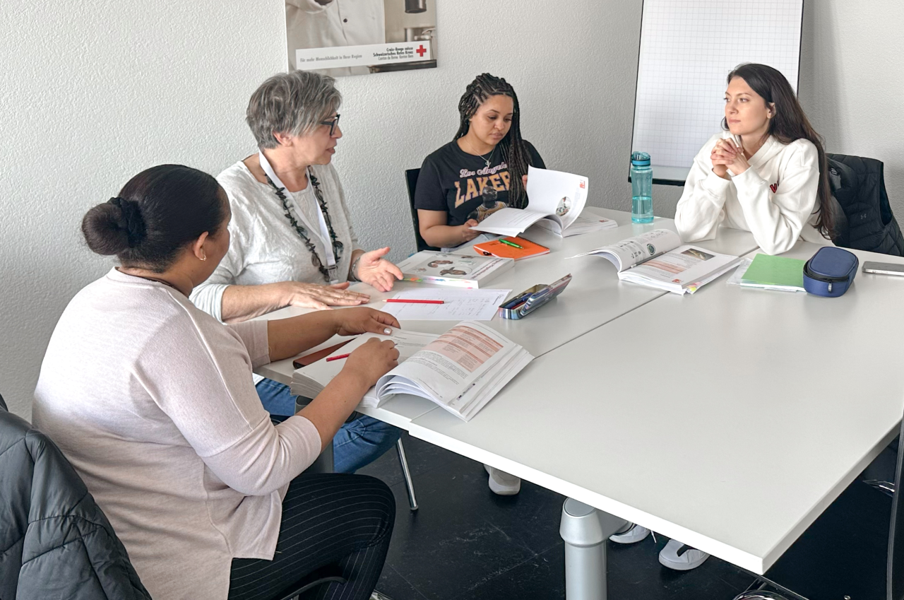 Lernbegleiterin lernt mit Gruppe