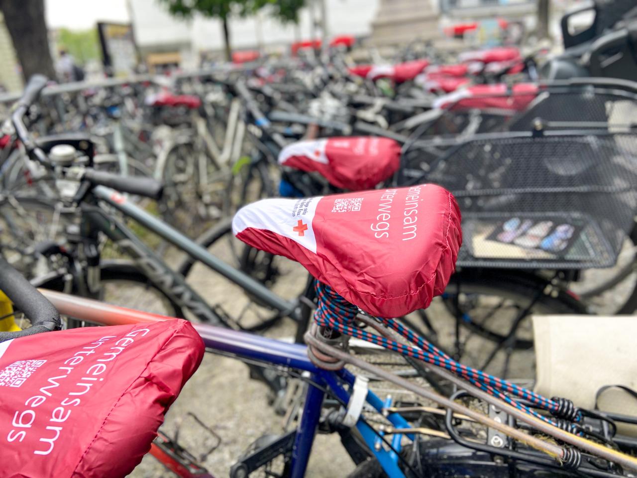 Velos mit Sattelschutz vom SRK Bern