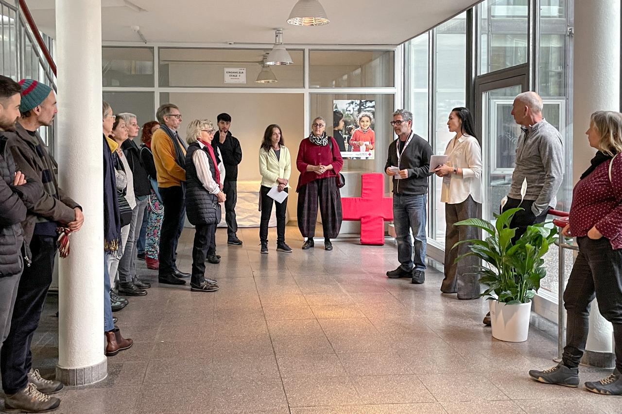 Besucher:innen erhalten Infos zum Tag der offenen Tür