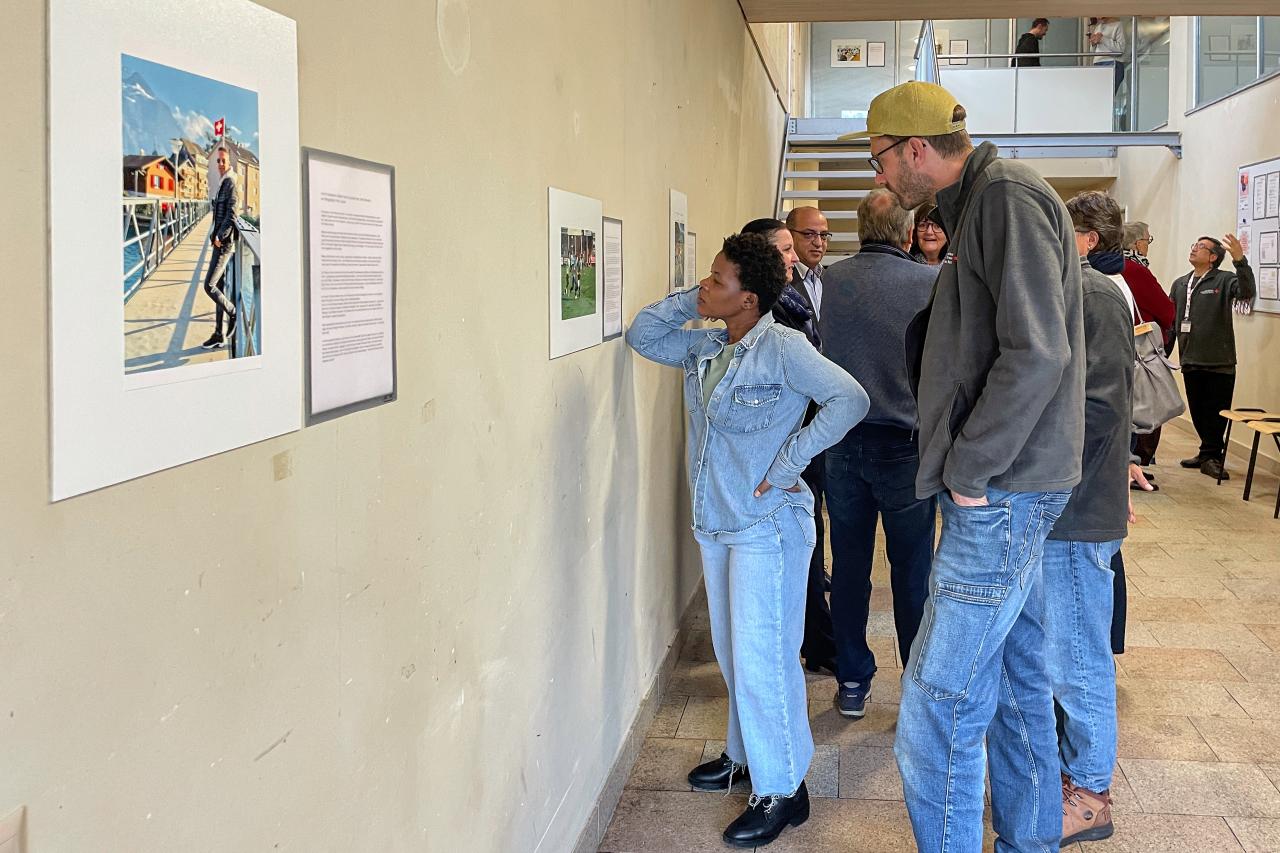 Besucher:innen auf dem Rundgang in der Kollektivunterkunft