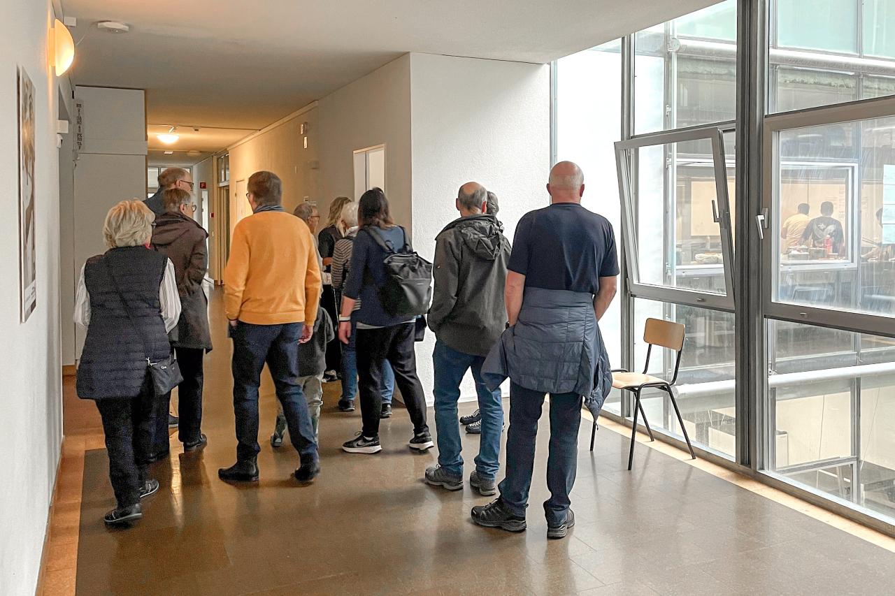 Besucher:innen auf dem Rundgang in der Kollektivunterkunft