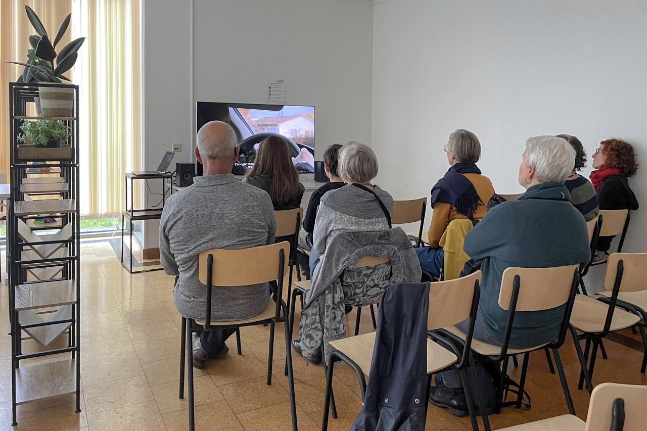 Besucher:innen schauen sich einen Film an