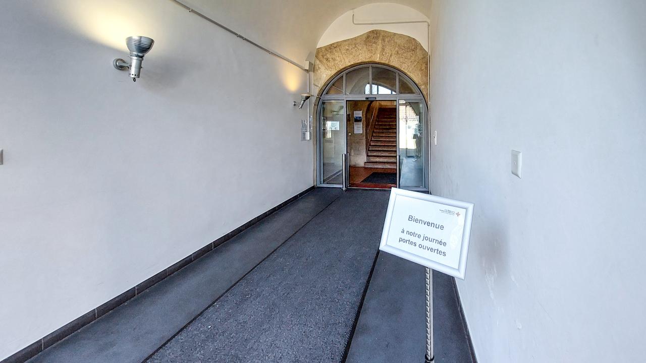 Eingang des Bildungszentrums