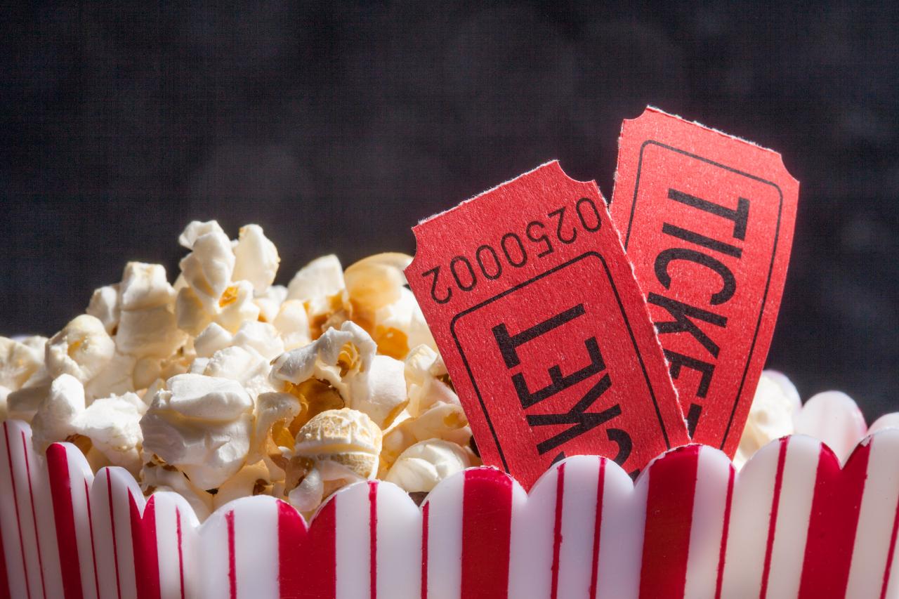 Kinotickets und Popcorntüte