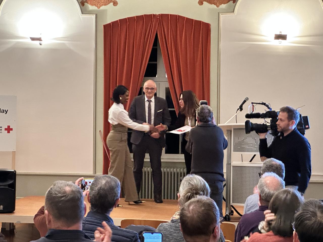 Diplomfeier, Pflegehelfende SRK Bellelay, Übergabe Zertifikat Anna Gerber