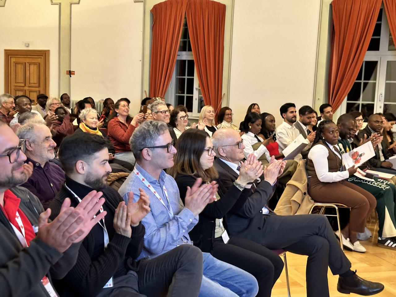 Diplomfeier, Pflegehelfende SRK Bellelay, Publikum applaudiert