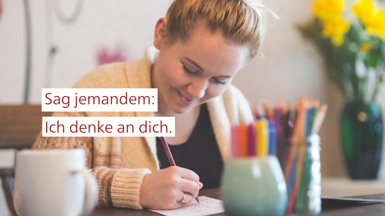 Junge Dame schreibt einen Brief