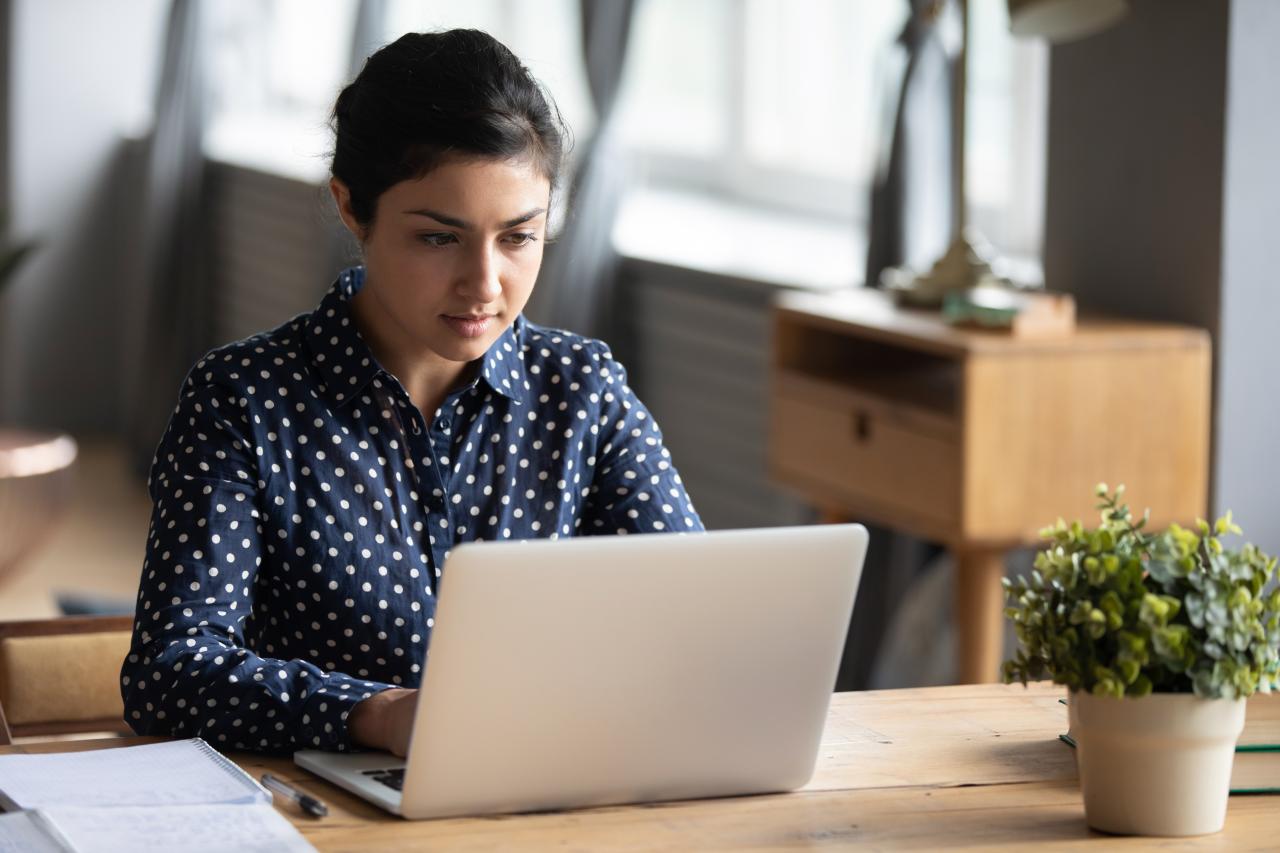 Frau arbeitet am Laptop