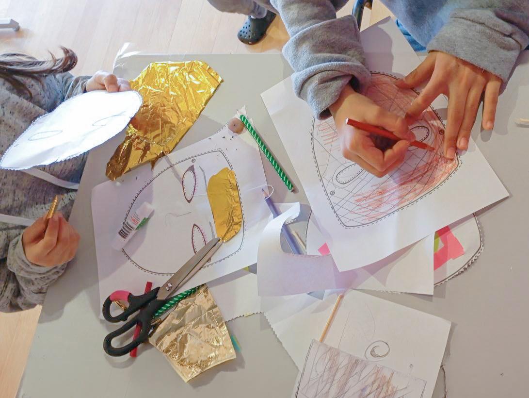 Kinderhände basteln Masken