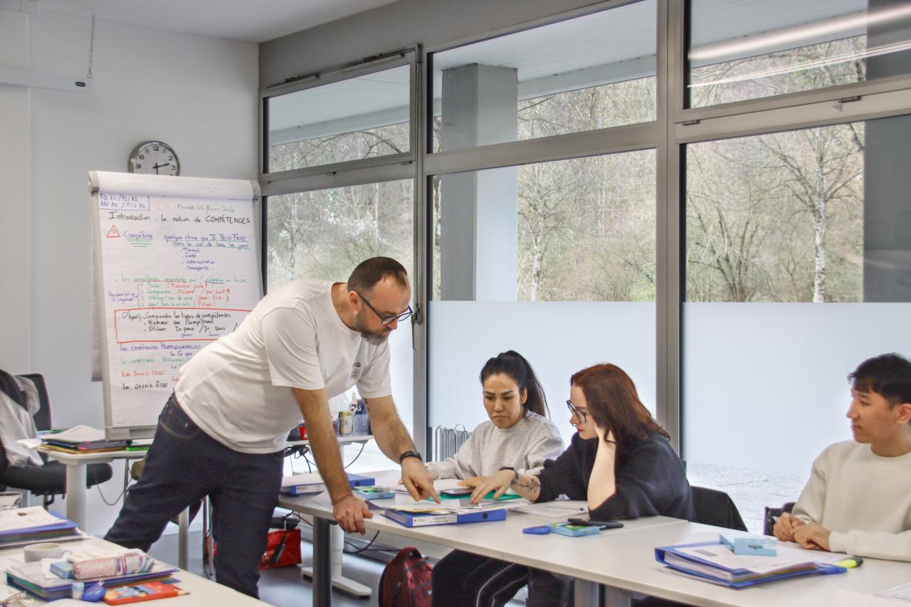 Lehrer unterstützt in Klasse Get in