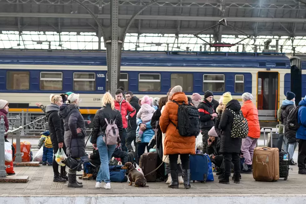 Ukrainische Flüchtlinge warten am Bahnhof auf einen Zug