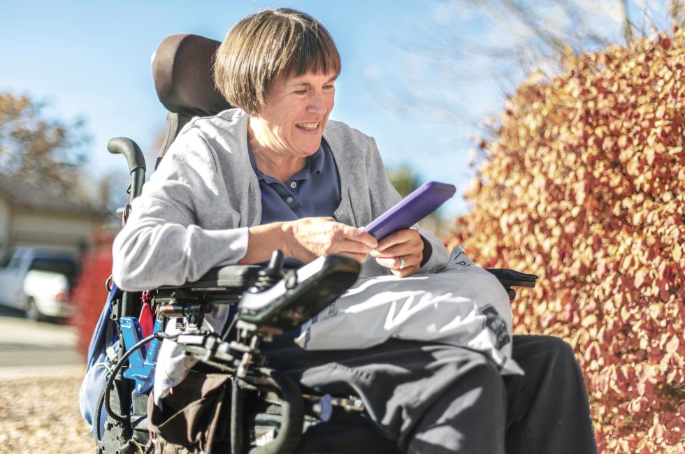 Femme d'âge moyen en fauteuil roulant.