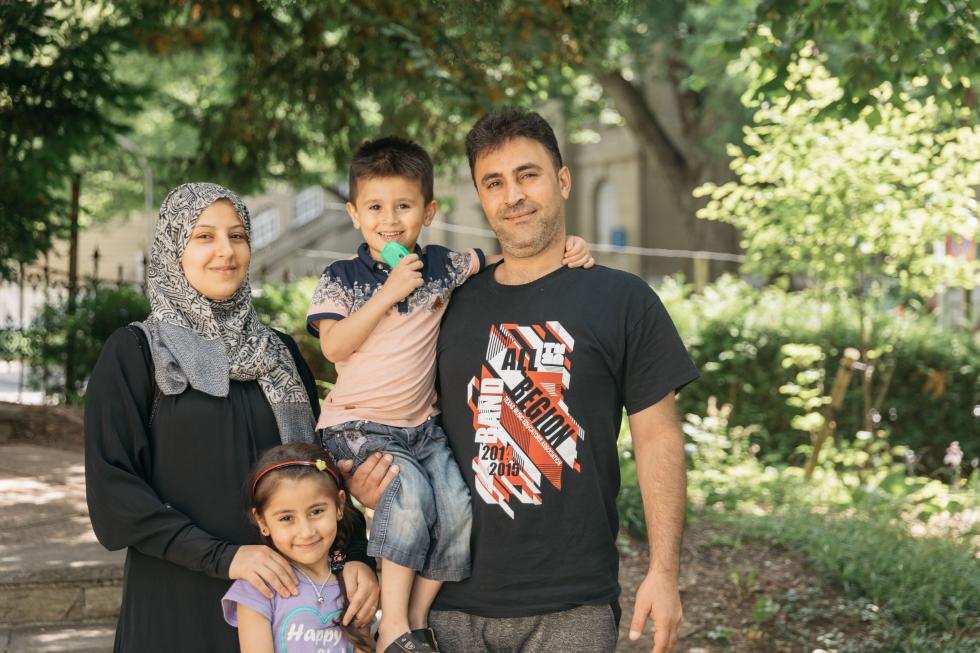Zufriedene Familie mit Migrationshintergrund