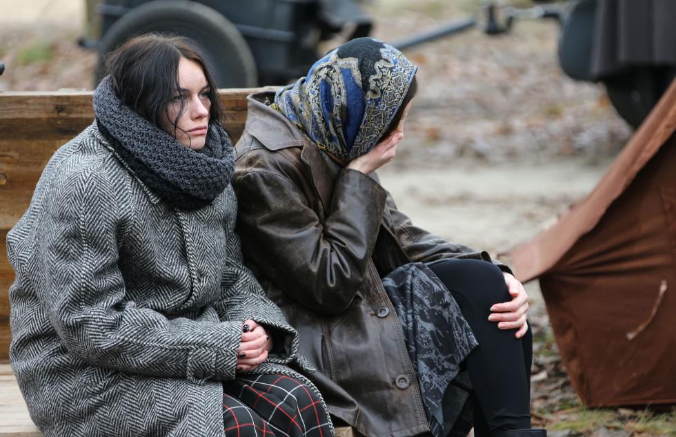Zwei Frauen aus der Ukraine sitzen in Schutt und Asche.