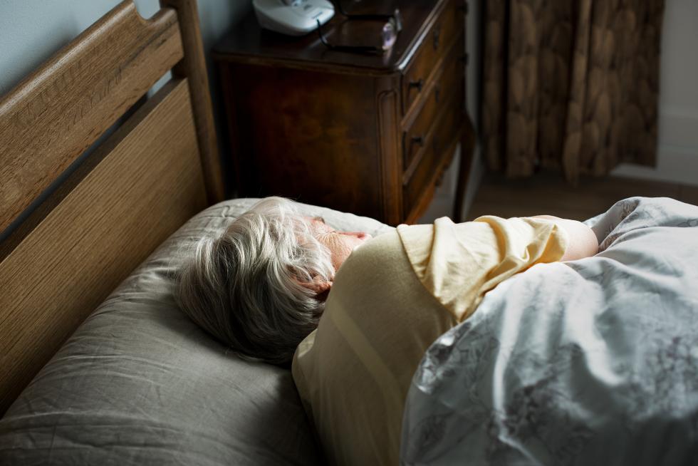 Une professionnelle de la santé au chevet d'un patient pendant la nuit.