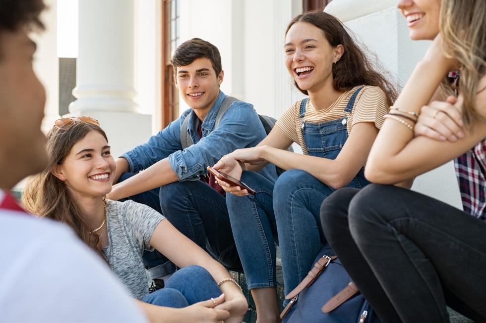 Junge Erwachsene sitzen zusammen und diskutieren