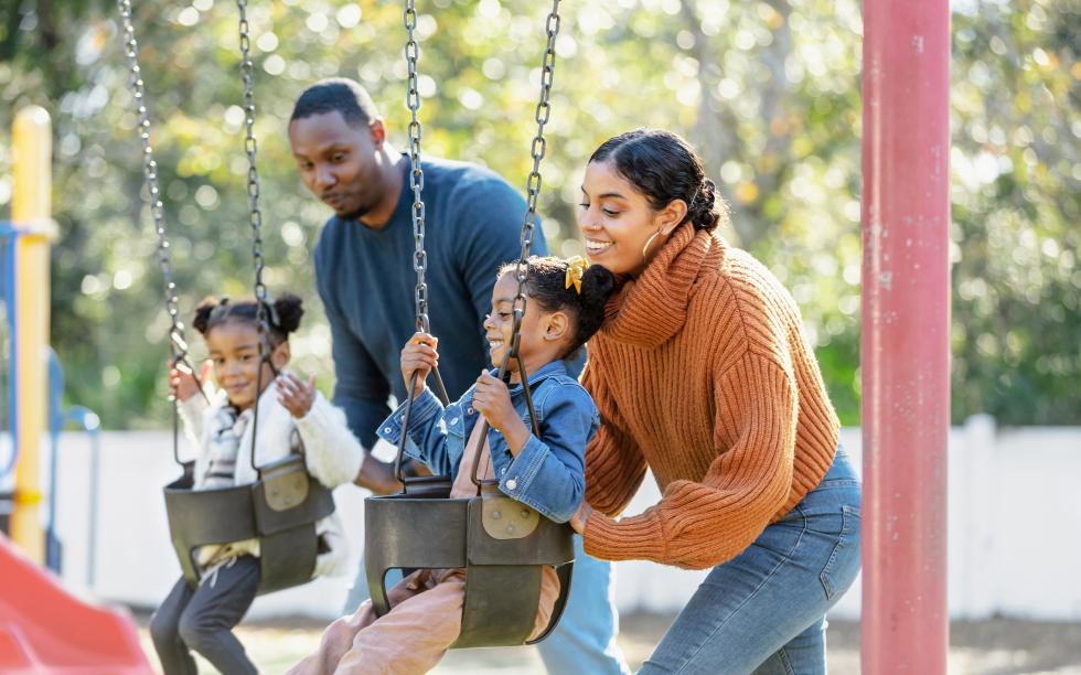 Eine Familie ist auf dem Spielplatz