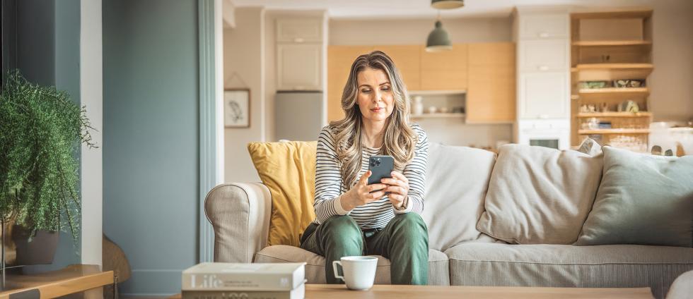 Dame am Smartphone