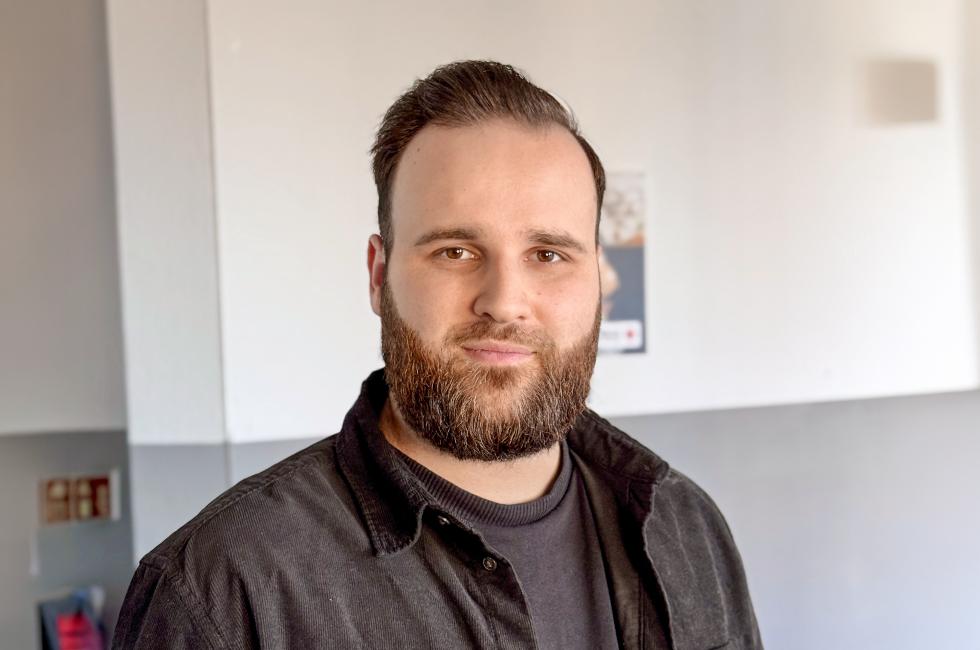 Portrait - Justin Schlup, Mitarbeiter im Tagesteam der Kollektivunterkunft Mühleberg